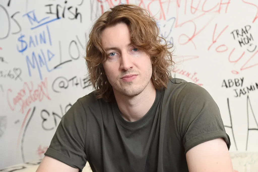 Dean Lewis Apologizes for Inappropriate Behavior with Female Fans, Seeks “Intense Therapy”