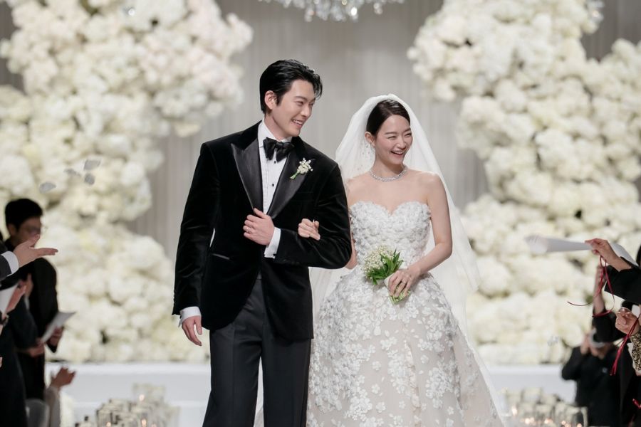 Shin Min-Ah–Kim Woo-Bin Wedding Photos Out