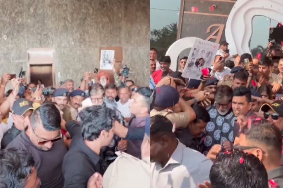 Amitabh Bachchan Mobbed