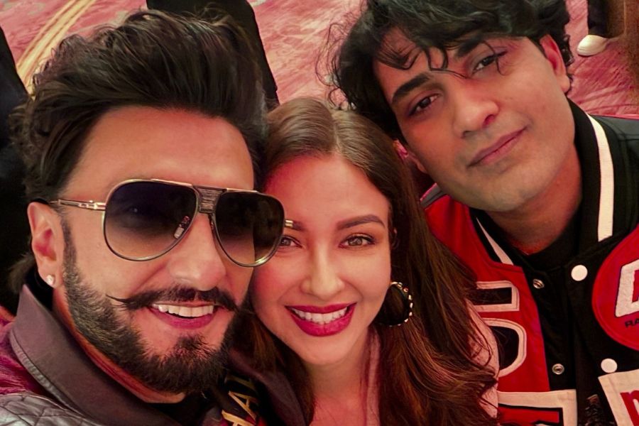 Dhurandhar 2 Premiere Party Turns Wild as Ranveer, Sara Steal the Show