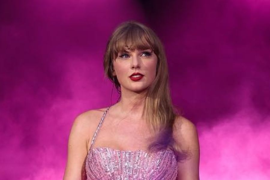 Taylor Swift Moves to Trademark Her Voice and Image as AI Threats Rise